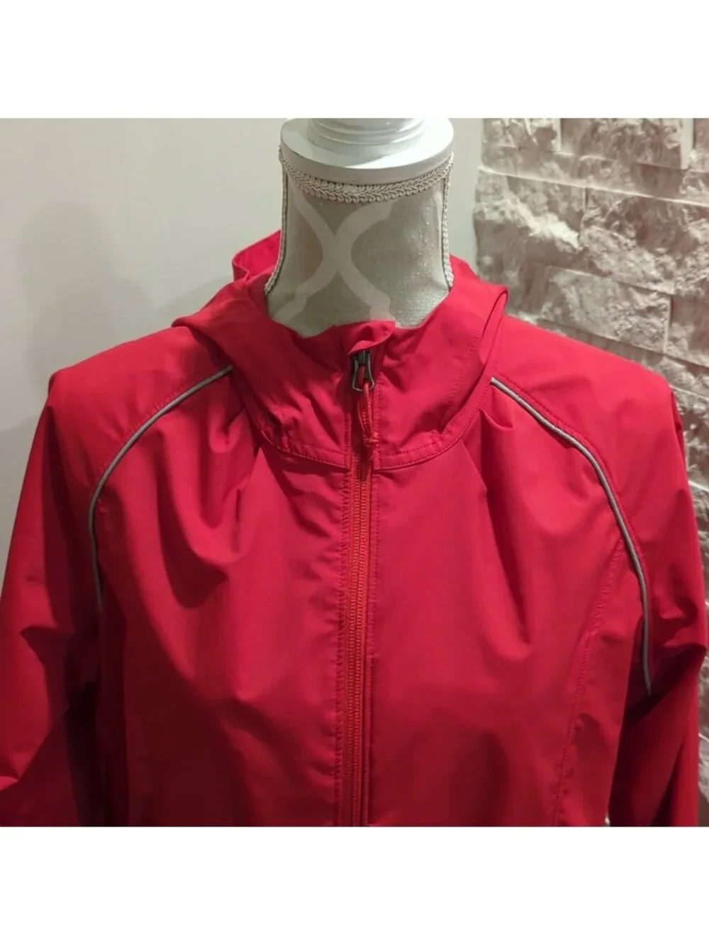 Avia red hooded running reflective waterproof windbreaker jacket like new